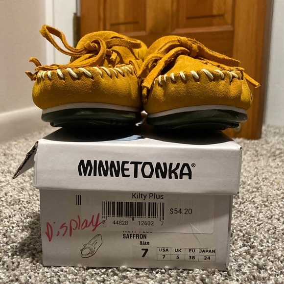 Minnetonka Women's Yellow Moccasins - Picture 7 of 12